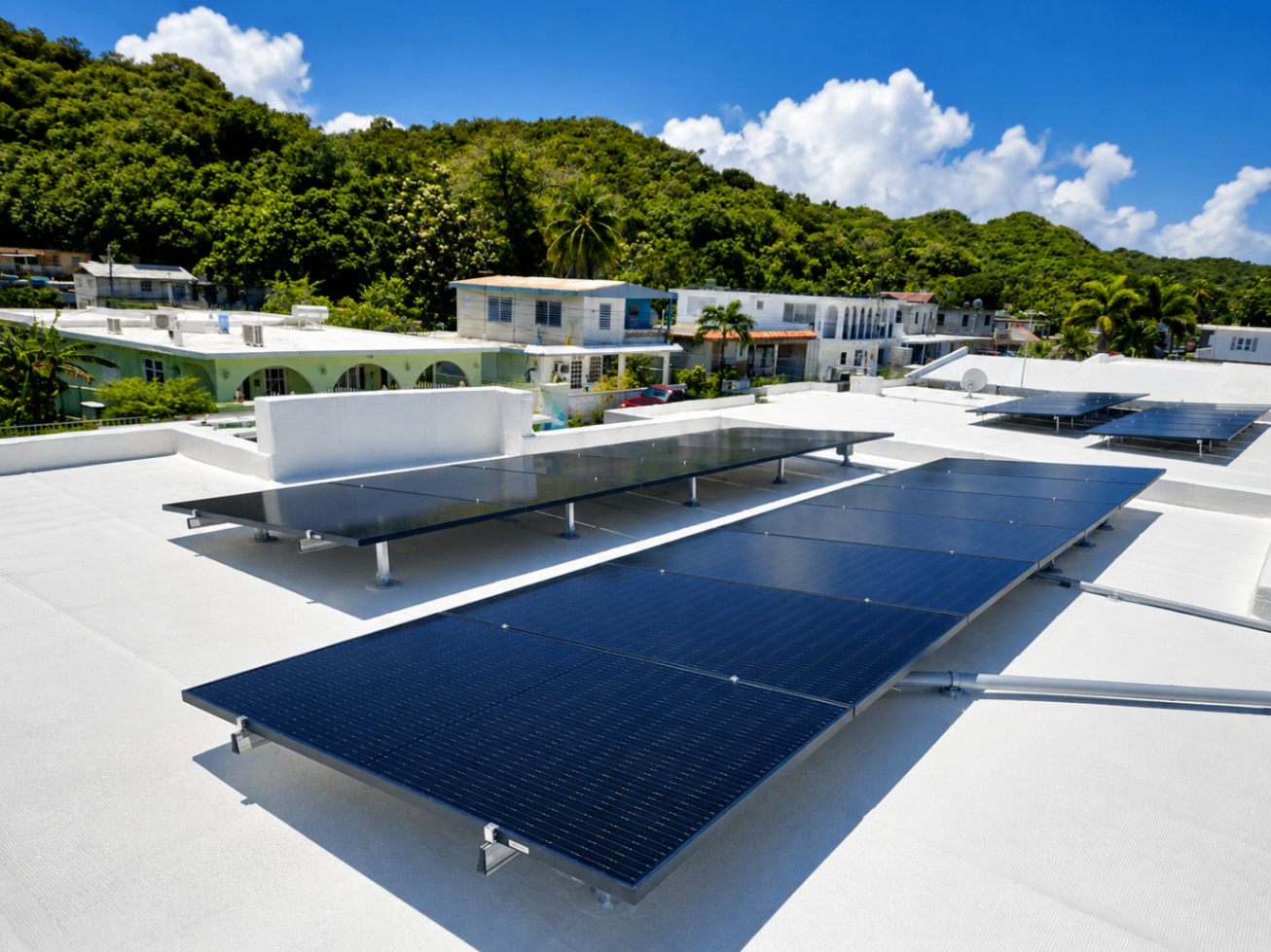 Paneles solares en un vecindario con colinas verdes